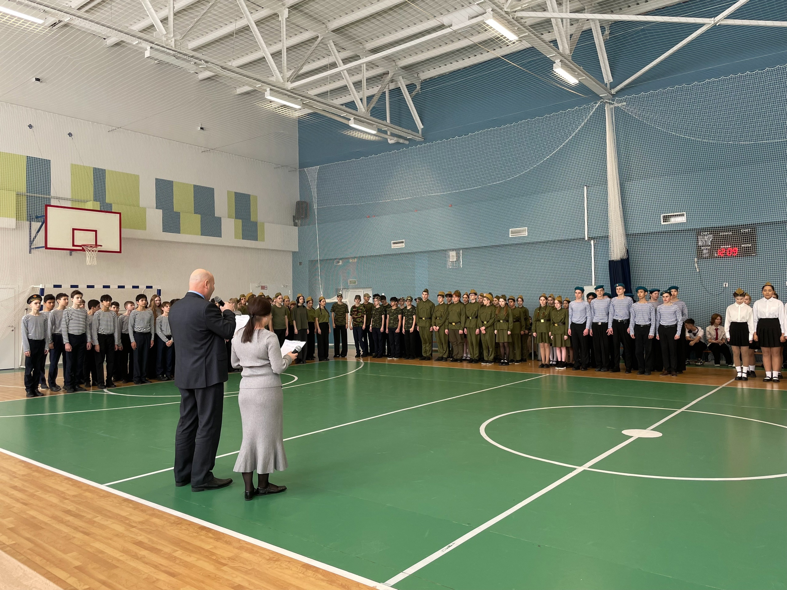 14.02.2025 года в нашей школе прошел военно-патриотический конкурс-смотр строя и песни, посвященный Дню защитника Отечества в рамках года Защитника Отечества. Мероприятие стало ярким событием в жизни школы, собравшим учеников, педагогов и родителей..